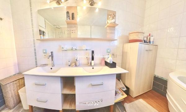 Maison à vendre 6 pièces LA JARRIE AUDOUIN (17)Maison de plain-pied 170 m² Garage: Volume, Lumière et Sérénité