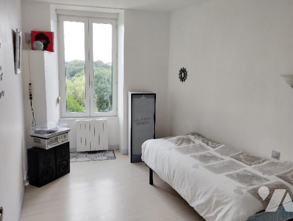 En plein centre ville : maison avec un local commercial