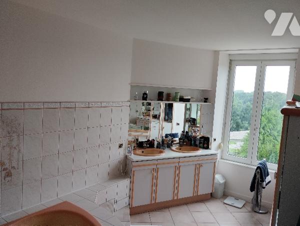 En plein centre ville : maison avec un local commercial