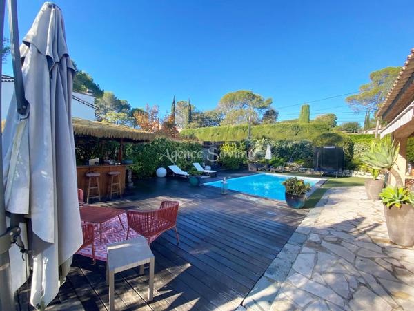 Mougins charmante maison 5 pièces avec piscine et beaux espaces extérieurs