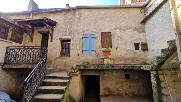 Maison de caractère avec jardin – Noyers 89 centre bourg.