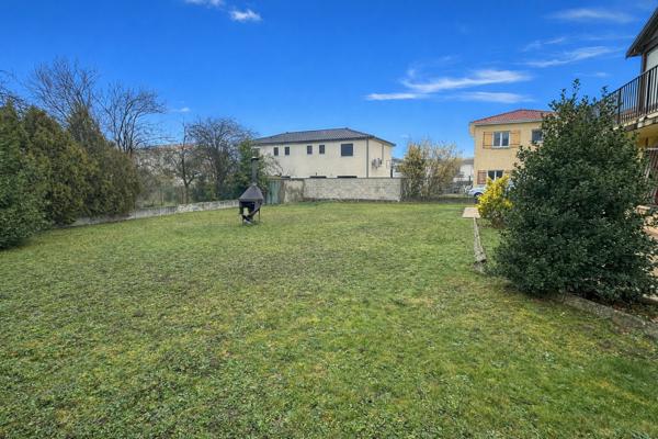 Venissieux Limite St Fons: Terrain plat constructible zone URI1B