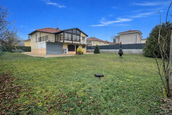 Venissieux Limite St Fons: Terrain plat constructible zone URI1B