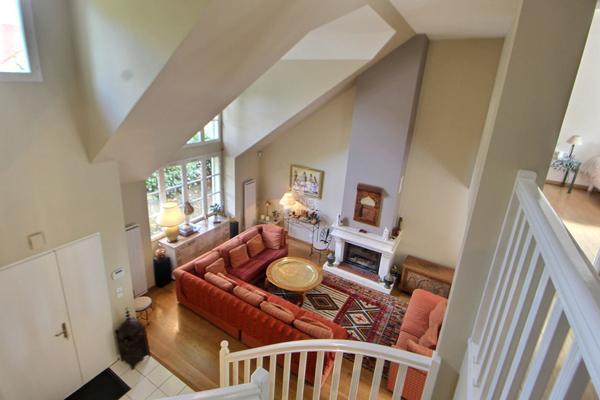 MAGNIFIQUE VILLA CATHEDRALE_Verneuil Sur Seine 7 pièce(s) 180 m2 €678 000 ** - Référence 1040