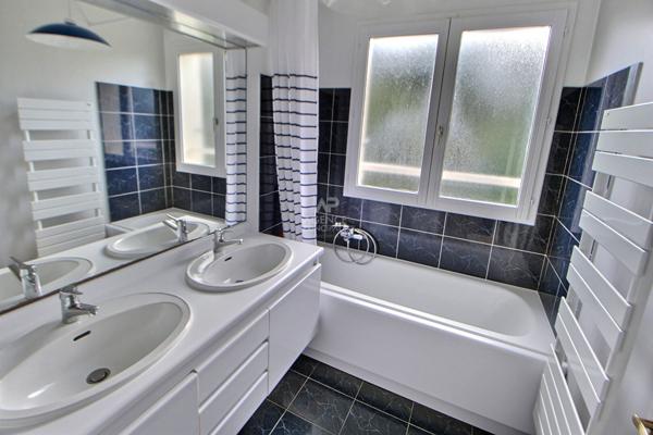 MAGNIFIQUE VILLA CATHEDRALE_Verneuil Sur Seine 7 pièce(s) 180 m2 €678 000 ** - Référence 1040