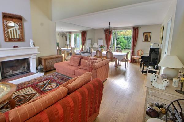 MAGNIFIQUE VILLA CATHEDRALE_Verneuil Sur Seine 7 pièce(s) 180 m2 €678 000 ** - Référence 1040