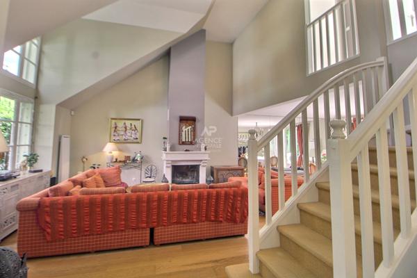 MAGNIFIQUE VILLA CATHEDRALE_Verneuil Sur Seine 7 pièce(s) 180 m2 €678 000 ** - Référence 1040