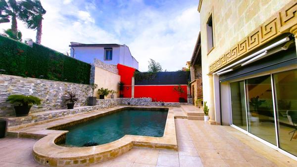 Maison d'architecte vue mer avec piscine