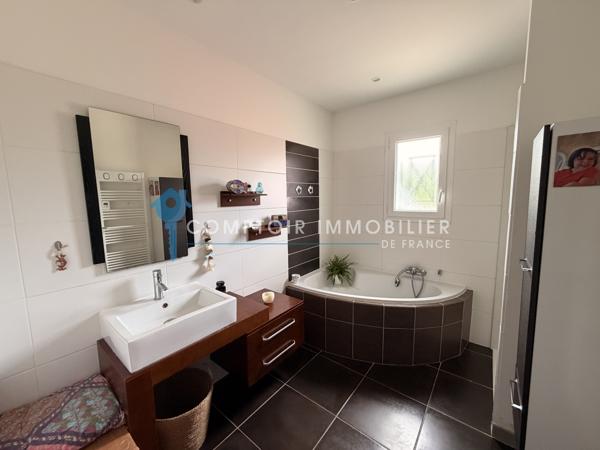 Villa
                                                                                                                                                                                                                                                                                                                        4 pièce(s)                                                                                                                                                                                                          3 chambre(s)                                                                                                                                                                                                          111  m²