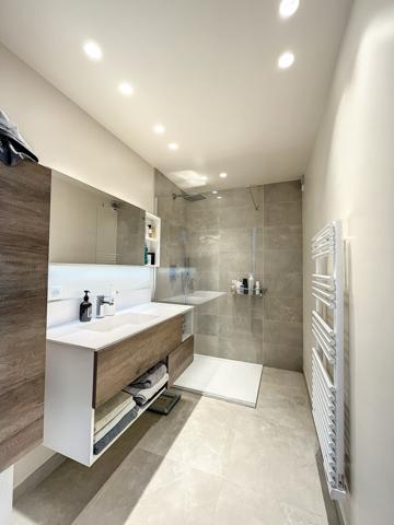 Antibes (06600) APPARTEMENT REFAIT A NEUF EN DERNIER ETAGE