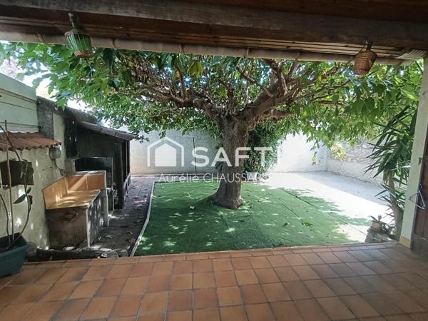 Maison de ville avec cour et double terrasses