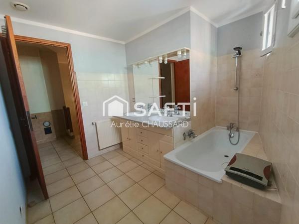 Maison de ville avec cour et double terrasses