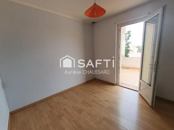 Maison de ville avec cour et double terrasses