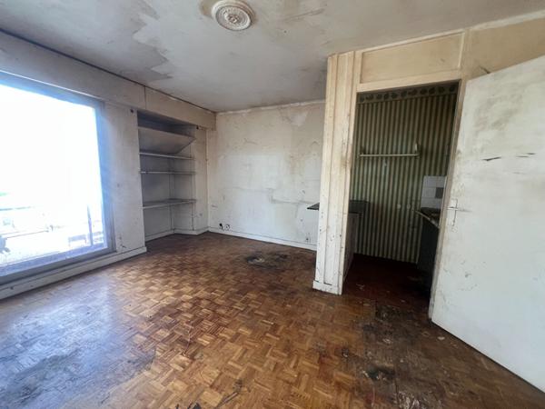 Exclusivite - A vendre : Appartement moderne de 28,03 m2 a Paris - Ideal investisseur - A renover - Balcon