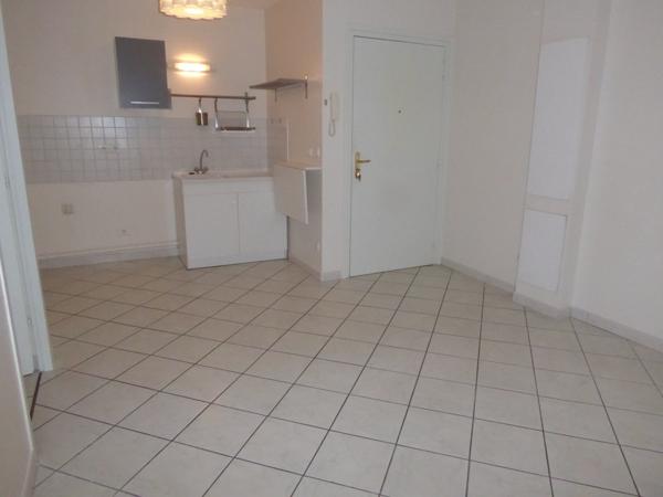 APPARTEMENT DE TYPE F2 dans Résidence avec ascenseur