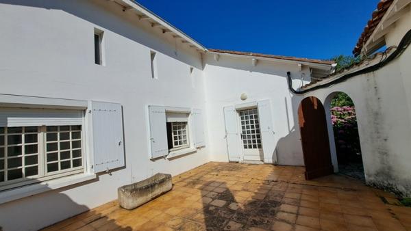 Maison à vendre |  Saint-Seurin-sur-l'Isle |  7 pièces | 224 m²