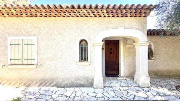 LES ISSAMBRES – Maison avec fort potentiel, terrain 1 629 m² et échappée mer