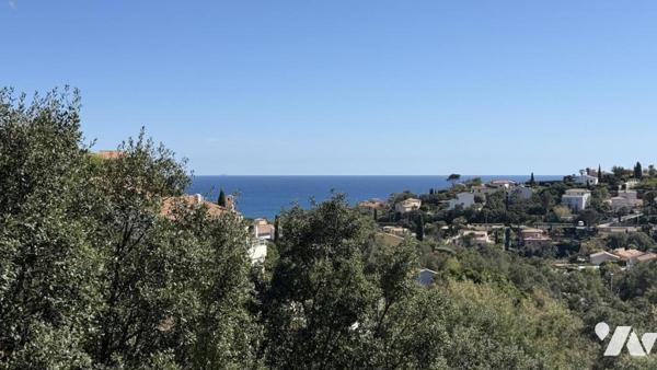 LES ISSAMBRES – Maison avec fort potentiel, terrain 1 629 m² et échappée mer