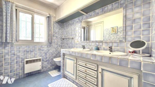 LES ISSAMBRES – Maison avec fort potentiel, terrain 1 629 m² et échappée mer