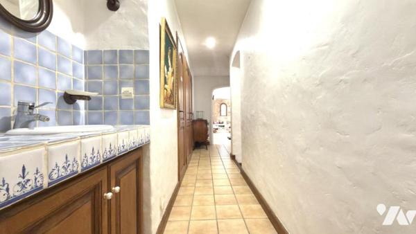 LES ISSAMBRES – Maison avec fort potentiel, terrain 1 629 m² et échappée mer