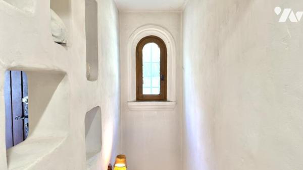 LES ISSAMBRES – Maison avec fort potentiel, terrain 1 629 m² et échappée mer