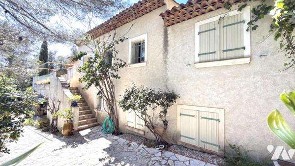 LES ISSAMBRES – Maison avec fort potentiel, terrain 1 629 m² et échappée mer