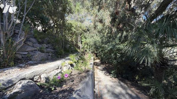 LES ISSAMBRES – Maison avec fort potentiel, terrain 1 629 m² et échappée mer