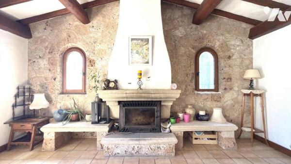 LES ISSAMBRES – Maison avec fort potentiel, terrain 1 629 m² et échappée mer