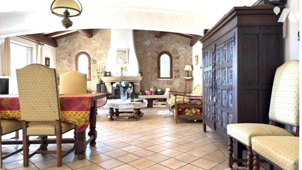 LES ISSAMBRES – Maison avec fort potentiel, terrain 1 629 m² et échappée mer