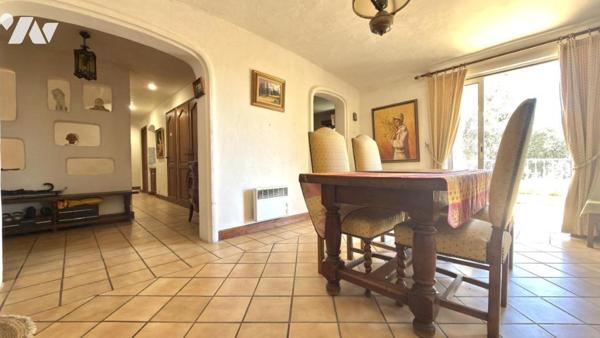 LES ISSAMBRES – Maison avec fort potentiel, terrain 1 629 m² et échappée mer