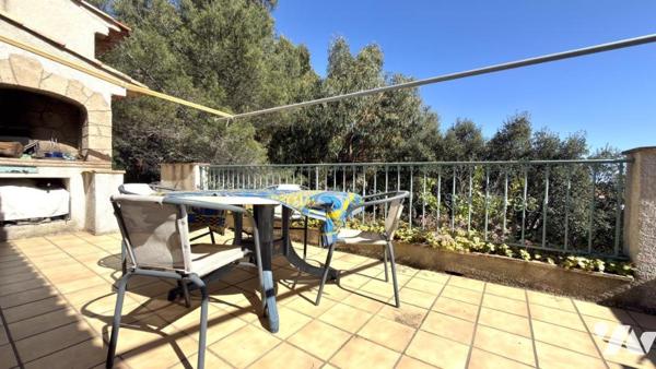 LES ISSAMBRES – Maison avec fort potentiel, terrain 1 629 m² et échappée mer