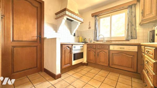 LES ISSAMBRES – Maison avec fort potentiel, terrain 1 629 m² et échappée mer