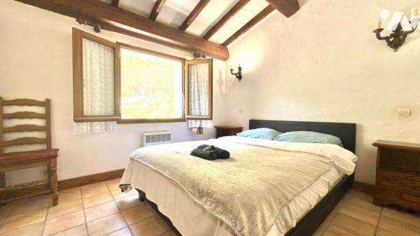 LES ISSAMBRES – Maison avec fort potentiel, terrain 1 629 m² et échappée mer