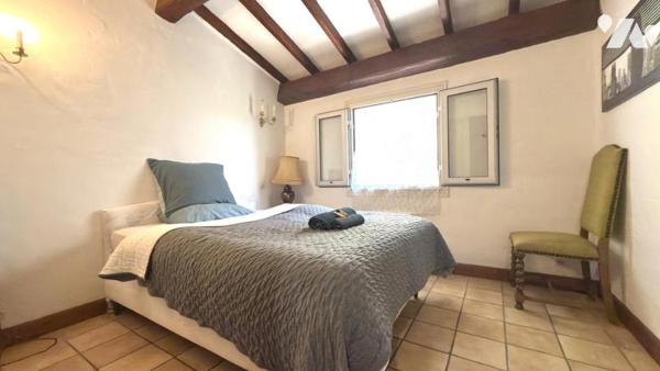 LES ISSAMBRES – Maison avec fort potentiel, terrain 1 629 m² et échappée mer