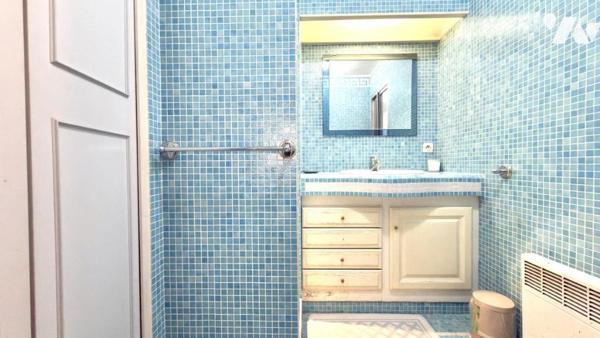 LES ISSAMBRES – Maison avec fort potentiel, terrain 1 629 m² et échappée mer