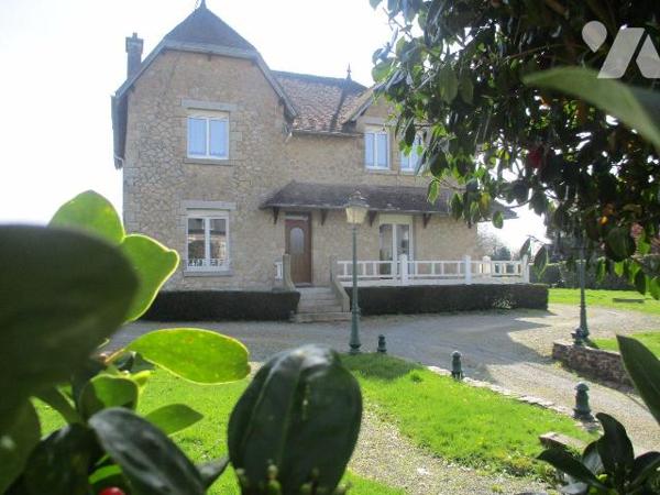 Maison d'habitation comprenant :
-au sous-sol : pièces-rangement, caves, buanderie-chaufferie ...