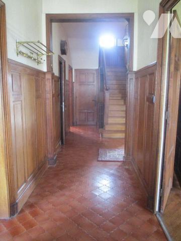 Maison d'habitation comprenant :
-au sous-sol : pièces-rangement, caves, buanderie-chaufferie ...