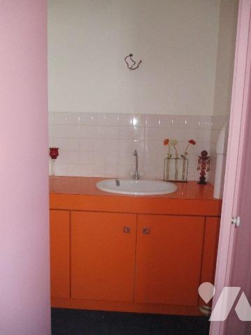 Maison d'habitation comprenant :
-au sous-sol : pièces-rangement, caves, buanderie-chaufferie ...