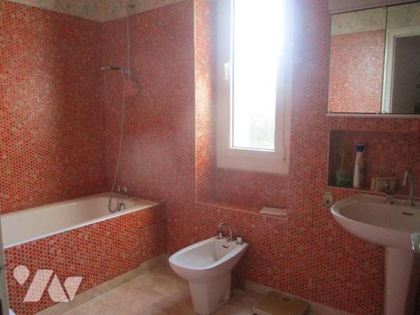 Maison d'habitation comprenant :
-au sous-sol : pièces-rangement, caves, buanderie-chaufferie ...