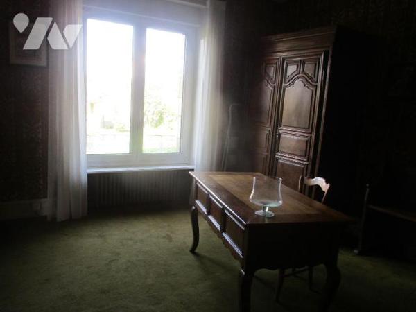 Maison d'habitation comprenant :
-au sous-sol : pièces-rangement, caves, buanderie-chaufferie ...