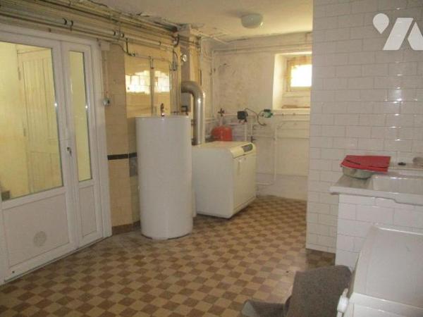 Maison d'habitation comprenant :
-au sous-sol : pièces-rangement, caves, buanderie-chaufferie ...