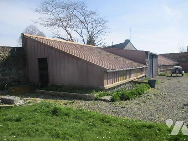 Maison d'habitation comprenant :
-au sous-sol : pièces-rangement, caves, buanderie-chaufferie ...