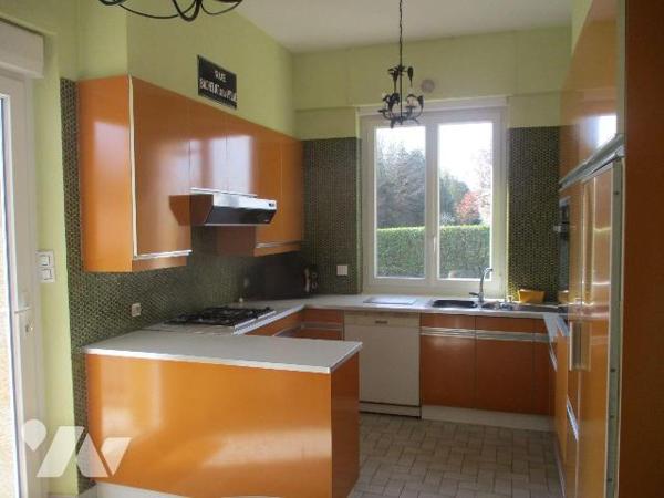 Maison d'habitation comprenant :
-au sous-sol : pièces-rangement, caves, buanderie-chaufferie ...