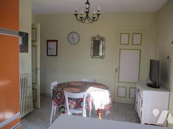 Maison d'habitation comprenant :
-au sous-sol : pièces-rangement, caves, buanderie-chaufferie ...