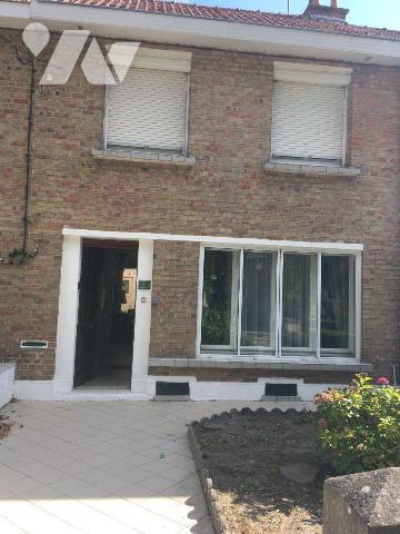 A Saisir en Priorité chez votre Notaire, BERGUES INTRA-MUROS, maison d'habitation avec quelques...