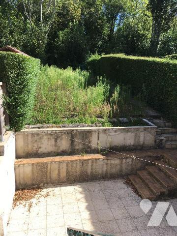 A Saisir en Priorité chez votre Notaire, BERGUES INTRA-MUROS, maison d'habitation avec quelques...