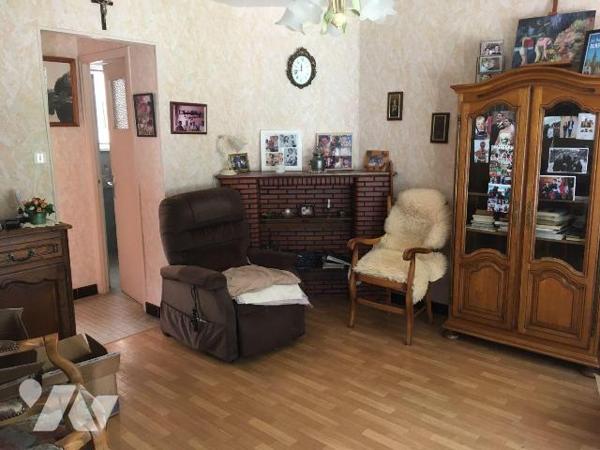 A Saisir en Priorité chez votre Notaire, BERGUES INTRA-MUROS, maison d'habitation avec quelques...