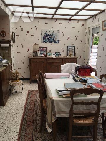 A Saisir en Priorité chez votre Notaire, BERGUES INTRA-MUROS, maison d'habitation avec quelques...