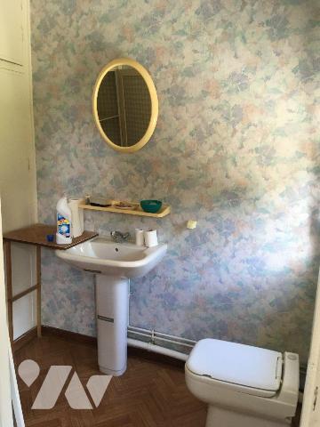 A Saisir en Priorité chez votre Notaire, BERGUES INTRA-MUROS, maison d'habitation avec quelques...