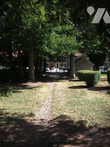 A Saisir en Priorité chez votre Notaire, BERGUES INTRA-MUROS, maison d'habitation avec quelques...